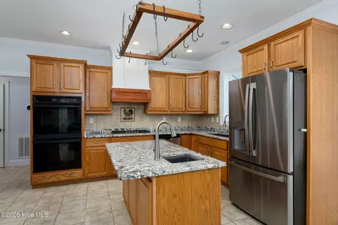 Kitchen - 2689 Sloop Point Loop Rd, Hampstead, NC 28443 photo 3 of 5