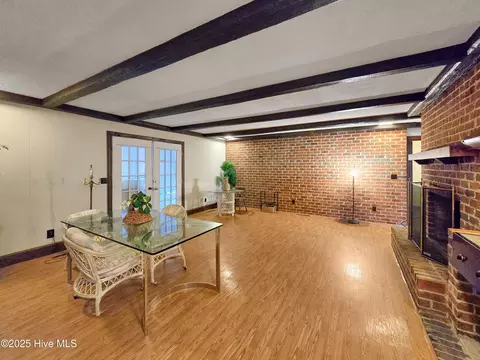 Living - 203 Crescent Dr, Windsor, NC 27983 photo 3 of 5