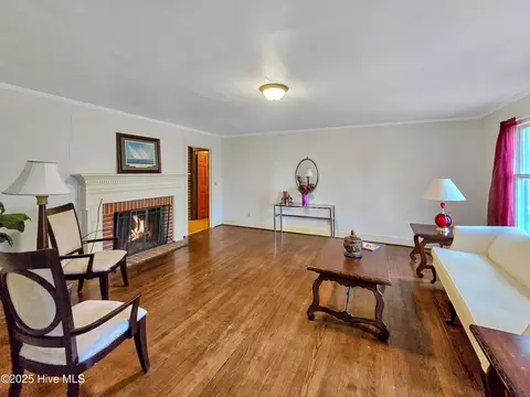 Living - 203 Crescent Dr, Windsor, NC 27983 photo 2 of 5