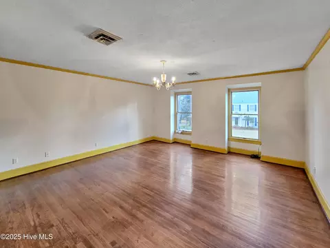 Living - 203 Crescent Dr, Windsor, NC 27983 photo 4 of 5