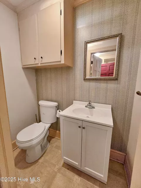 Bath - 203 Crescent Dr, Windsor, NC 27983 photo 4 of 4