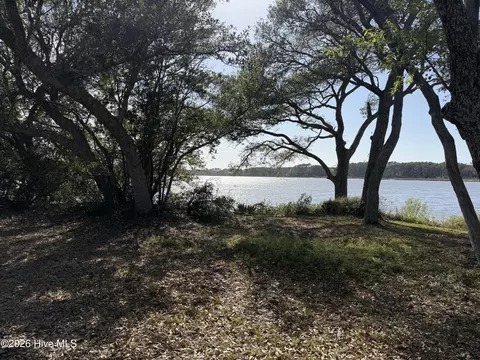 313 Pelican Harbor Rd, Beaufort, NC 28516