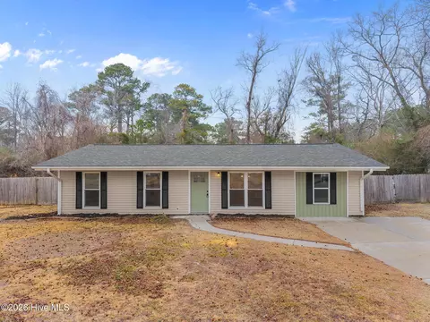 102 Tanglewood Dr, Jacksonville, NC 28540