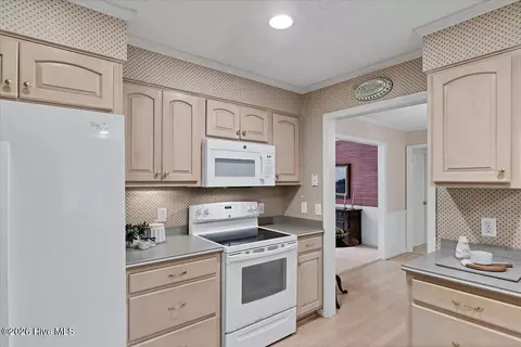 Kitchen - 32 Bogie Dr, Whispering Pines, NC 28327 photo 5 of 6