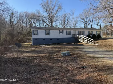3205 Deanswood Dr, Kinston, NC 28504