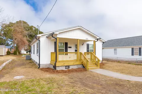 1306 Fisher St, Morehead City, NC 28557