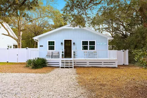 110 SW 5th St, Oak Island, NC 28465