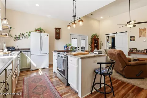 Kitchen - 657 Washboard Ave, Mount Olive, NC 28365 photo 3 of 5