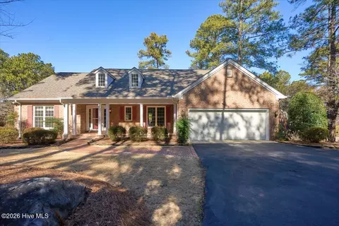 22 Glen Devon Dr, Southern Pines, NC 28387