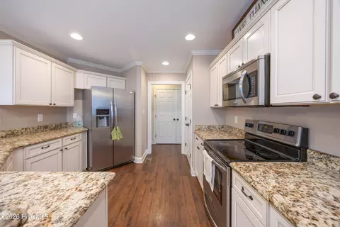 Kitchen - 111 New Pine Ln, Clinton, NC 28328 photo 4 of 4