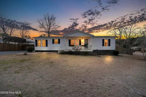 335 Laughing Gull Ct SW, Shallotte, NC 28470
