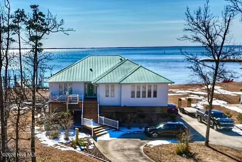 359 Neuse Winds Dr, Oriental, NC 28571