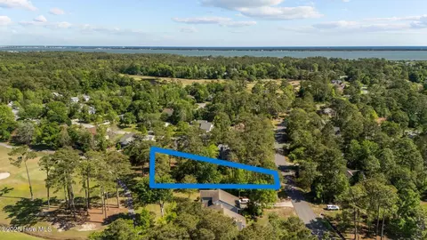 302 Lord Granville Dr, Morehead City, NC 28557