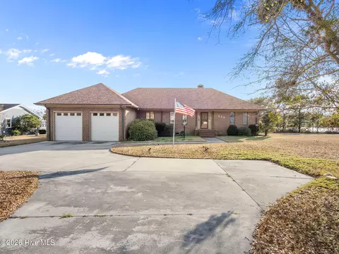 200 Pelican Dr, Newport, NC 28570