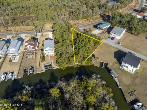 100 Singleton St, Sneads Ferry, NC 28460