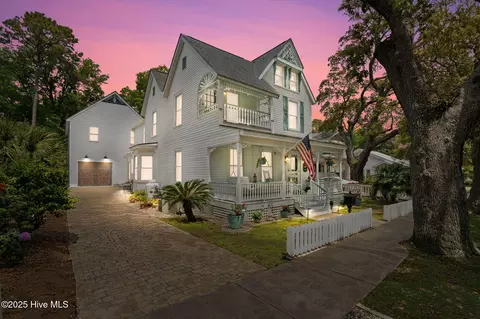 210 W West St, Southport, NC 28461