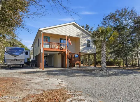 140 NE 18th St, Oak Island, NC 28465