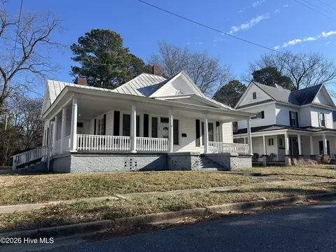 208 W College St, Mount Olive, NC 28365