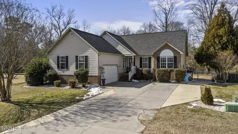 131 Forest Bluff Dr, Jacksonville, NC 28540