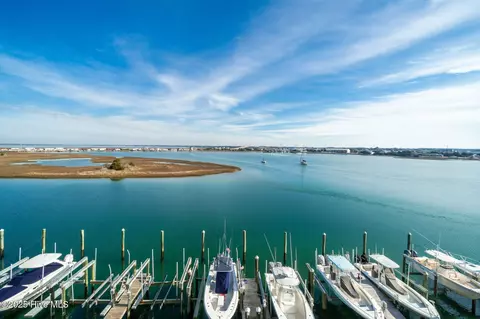 100 Olde Towne Yacht Club Dr #411, Beaufort, NC 28516