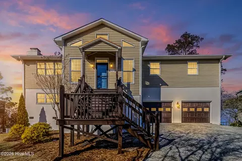 321 Riverside Dr, New Bern, NC 28560