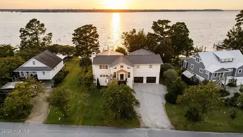 321 Riverside Dr, New Bern, NC 28560