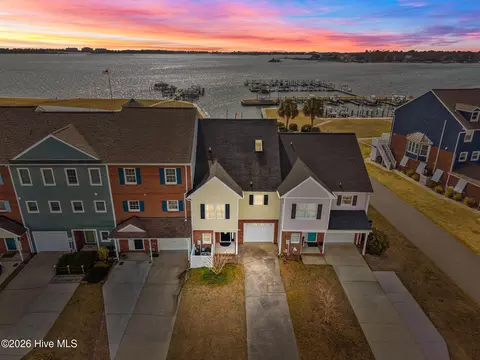 305 E Bay Dr, Sneads Ferry, NC 28460