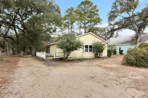 417 E Leonard St, Southport, NC 28461