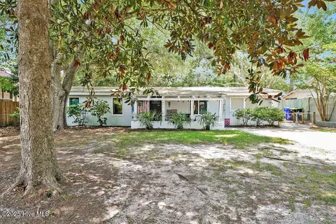 304 E Leonard St, Southport, NC 28461