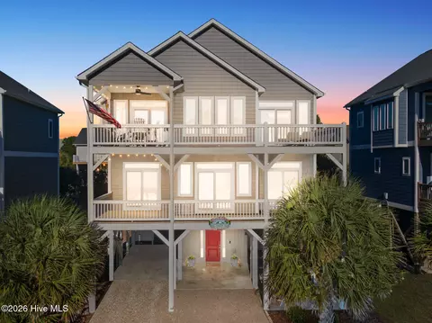 310 Oceanaire Ln, Surf City, NC 28445