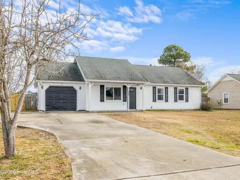 405 Hooks Ln, Hubert, NC 28539