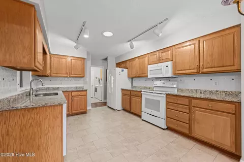 Kitchen - 5718 Sloop Ct, New Bern, NC 28560 photo 4 of 4