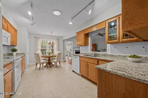 Kitchen - 5718 Sloop Ct, New Bern, NC 28560 photo 4 of 4