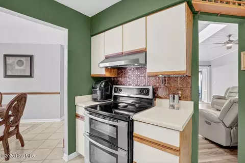 Kitchen - 108 Bay Tree Cir, Hampstead, NC 28443 photo 2 of 3