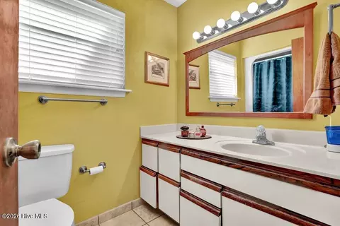 Bath - 108 Bay Tree Cir, Hampstead, NC 28443 photo 1 of 2