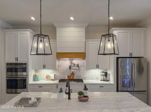 Kitchen - 53 Ballast Point Rd, Hampstead, NC 28443 photo 10 of 16