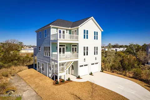 919 Calamanda Ct, Morehead City, NC 28557