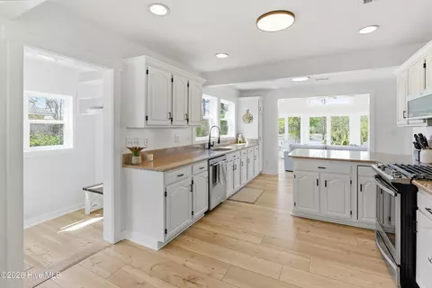 Kitchen - 218 Olde Point Loop, Hampstead, NC 28443 photo 3 of 4