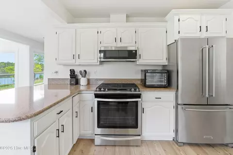 Kitchen - 218 Olde Point Loop, Hampstead, NC 28443 photo 4 of 4