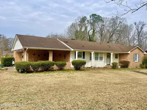 201 Pecan Dr, Elizabethtown, NC 28337