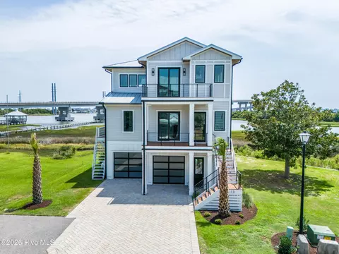 113 Diamond Pt Ct, Surf City, NC 28445