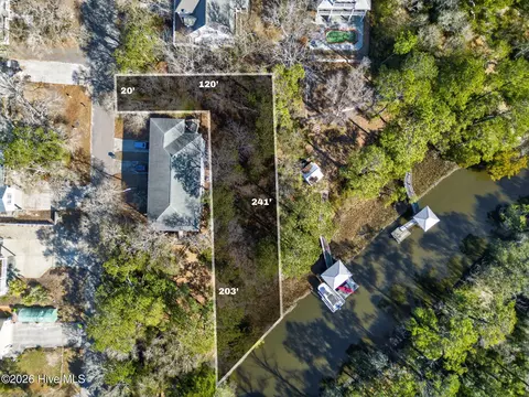 112 SE 22nd St, Oak Island, NC 28465