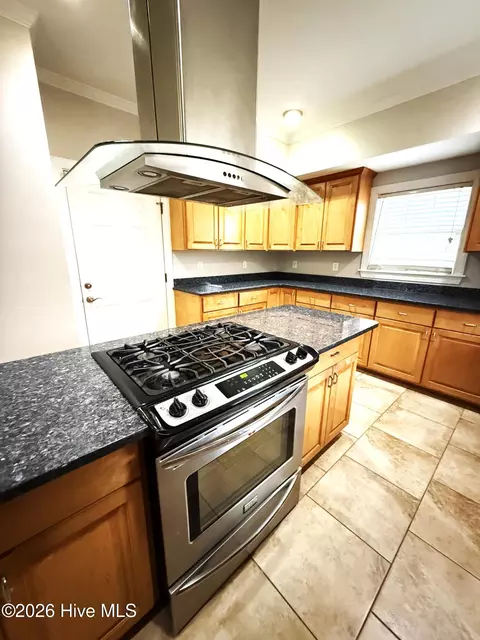 Kitchen - 1046 Mockingbird Rd, Williamston, NC 27892 photo 3 of 4