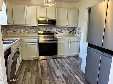 Kitchen - 128 Daphne Dr, Hubert, NC 28539 photo 1 of 2