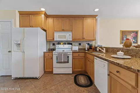 Kitchen - 502 Castle Bay Dr # B, Hampstead, NC 28443 photo 1 of 3