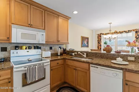 Kitchen - 502 Castle Bay Dr # B, Hampstead, NC 28443 photo 2 of 3