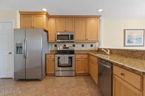 Kitchen - 502 Castle Bay Dr # B, Hampstead, NC 28443 photo 3 of 3