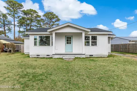 204 N Mcrae St, Burgaw, NC 28425
