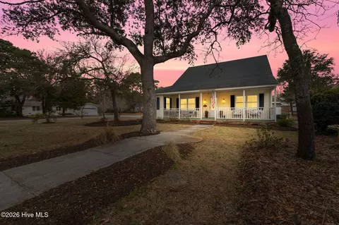 220 Willis Dr, Southport, NC 28461