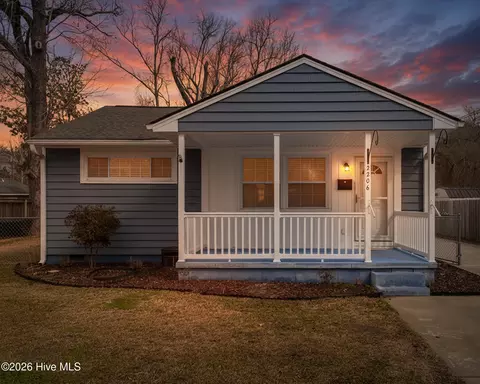 2206 High School Dr, New Bern, NC 28560